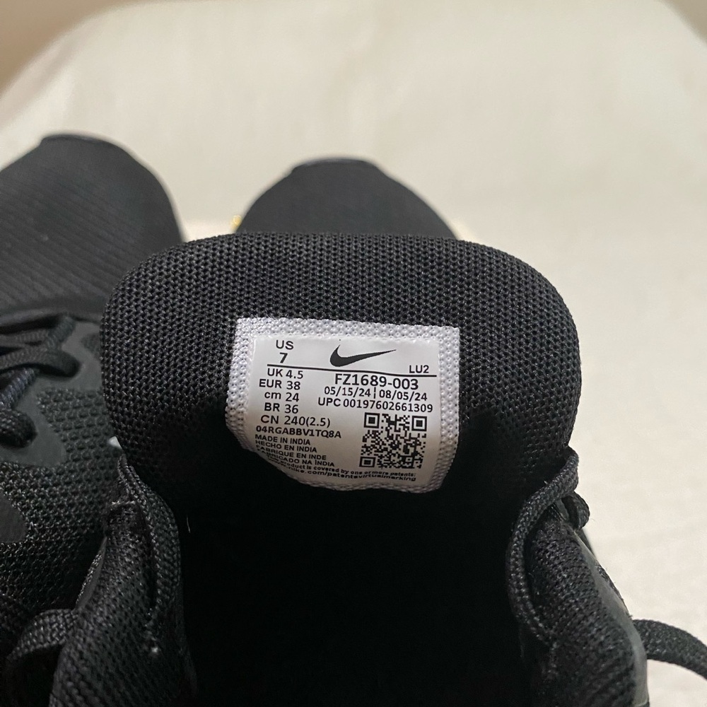 Nike Black and White Athletic Shoes - Picture 6 of 7